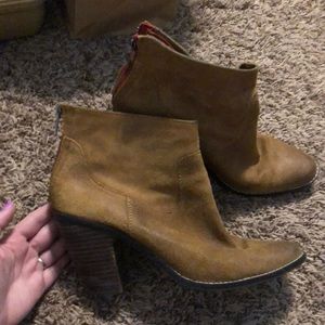 Dolce Vida Ciarian Suede booties